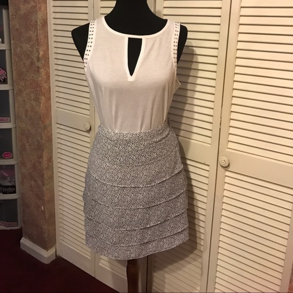 H&M skirt, adorable black and white. Small dots speckled professional size 8 - Picture 2 of 5